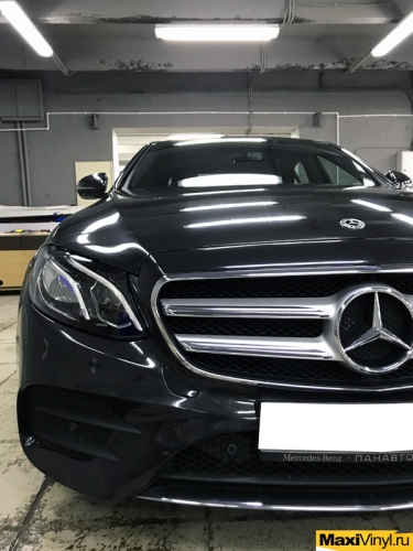 Полная оклейка Mercedes-Benz E class в черный металлик